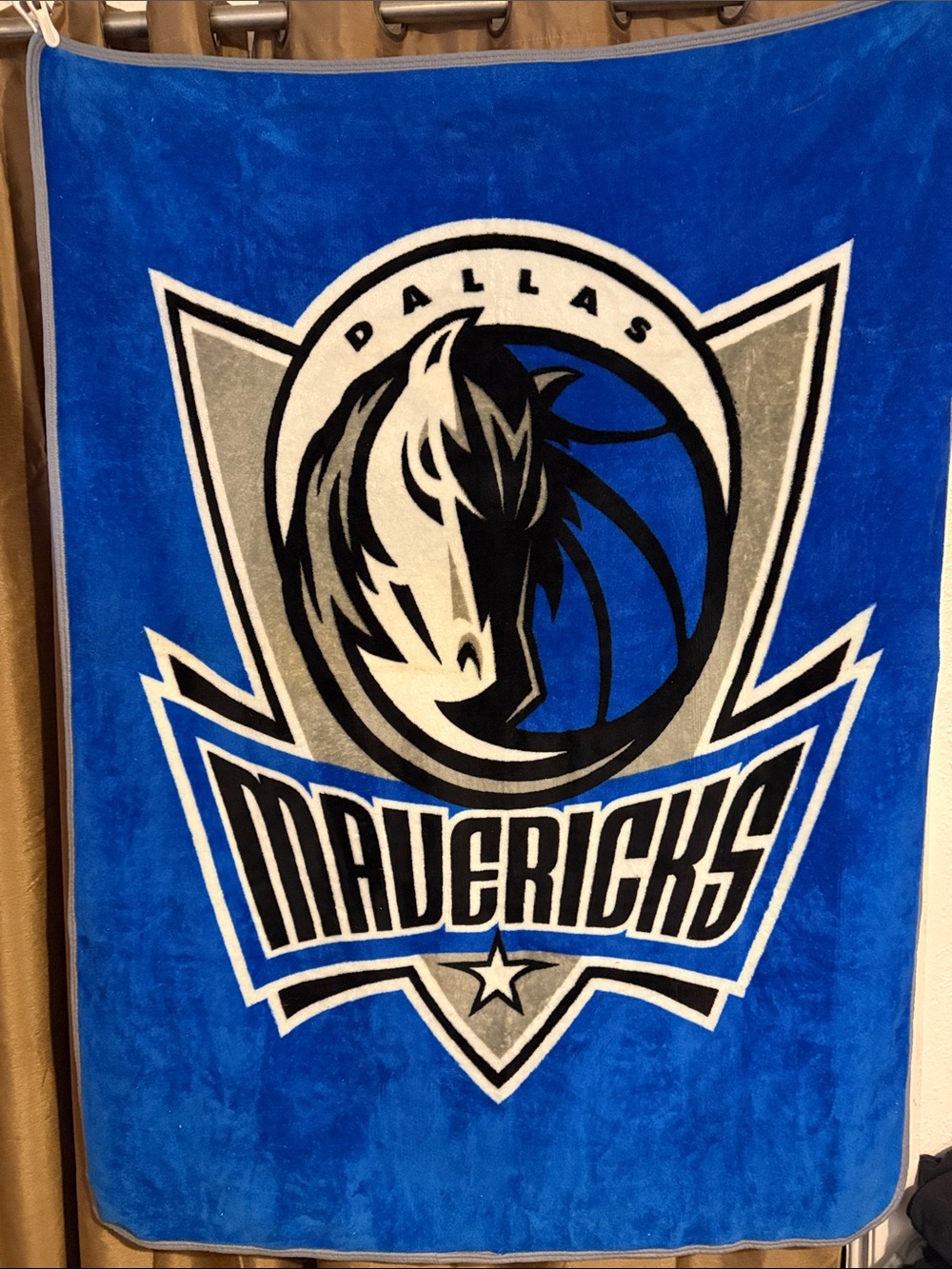 Official licensed NBA Dallas Mavericks plush fleece blanket.